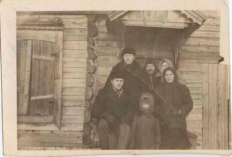 Жители д. Мосты. Фото из архива семьи Усачевых