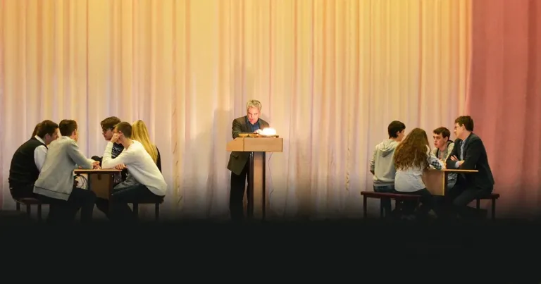 Клуб интеллектуальных развлечений «Эврика». На сцене создатель и ведущий — Изотов С. П.