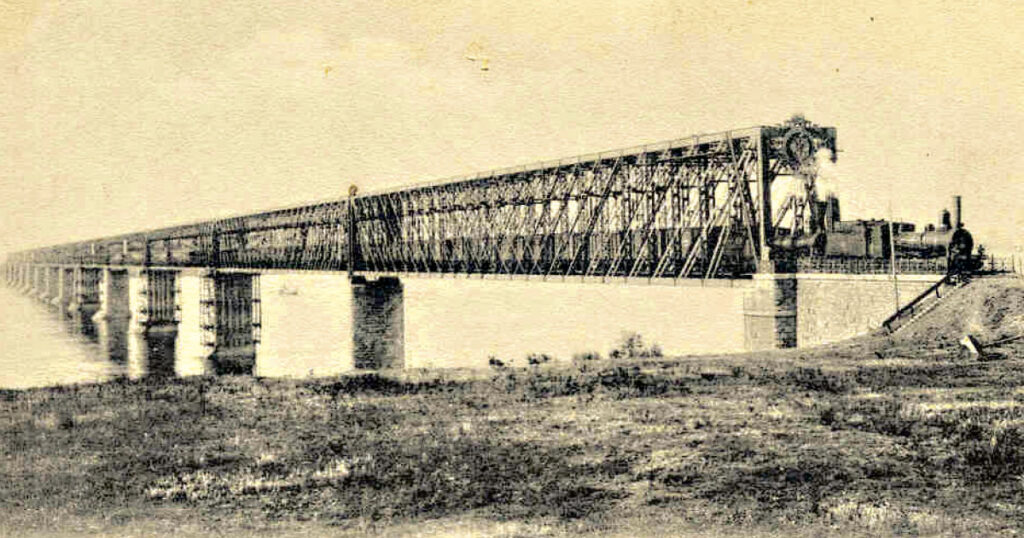 Первые поезда по Александровскому мосту пошли в конце лета 1880 года