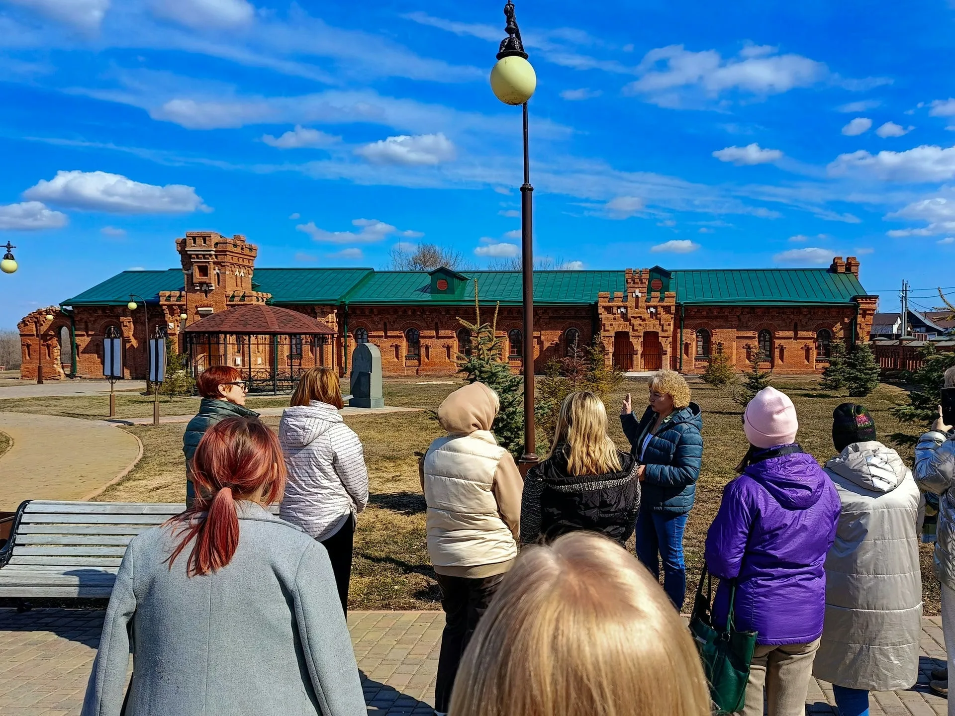 Г. В. Закрепа рассказывает об истории усадьбы Самариных