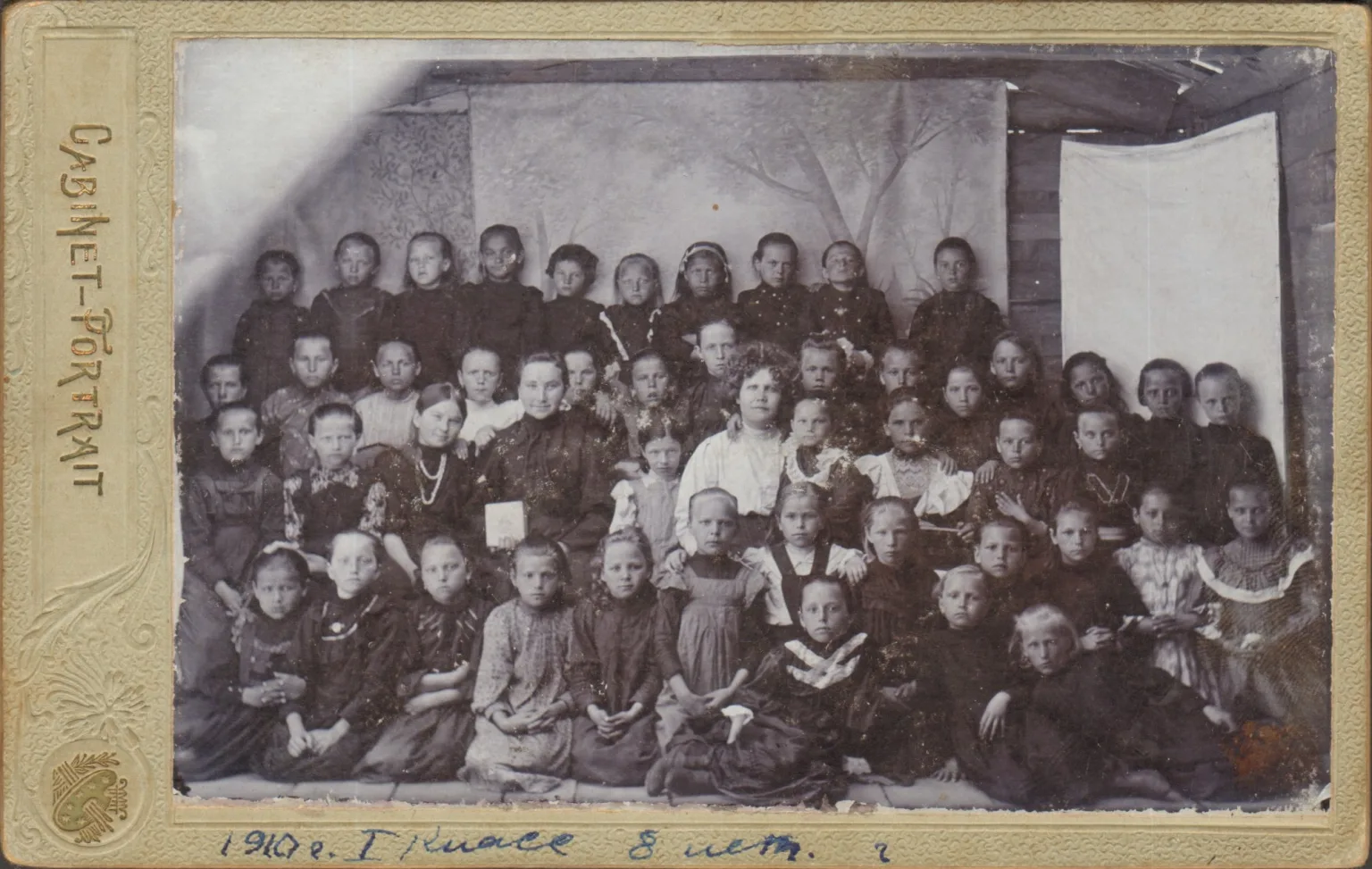 Первый класс с. Обшаровка Самарской губернии. В центре — учитель Е. А. Кадыкова-Городецкая, 1910