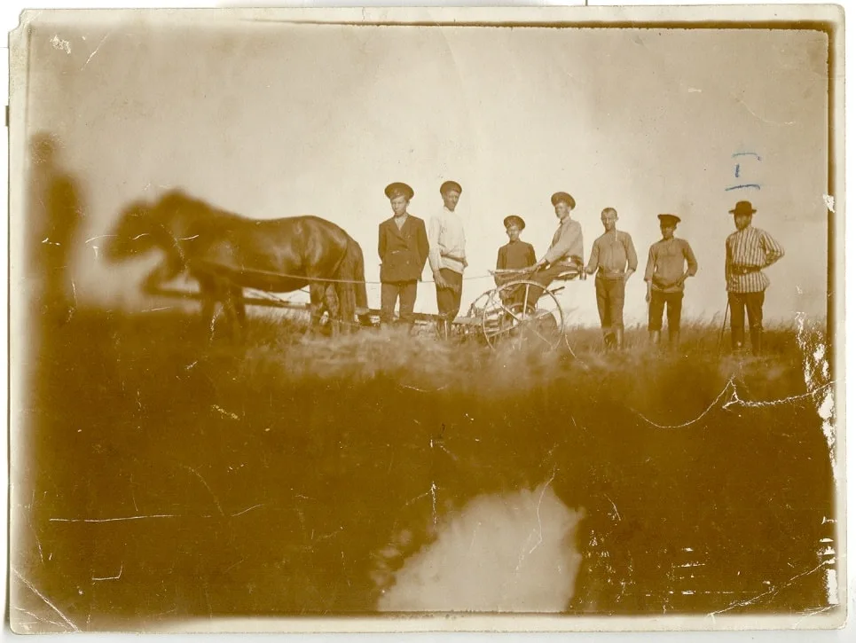 Муж Ефросиньи Алексеевны — Александр Корнеевич Кадыков (первый справа).