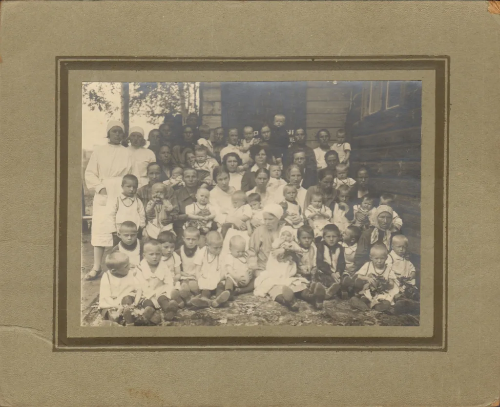 Кадыкова Е. А. в подшефном детдоме, 1930-е