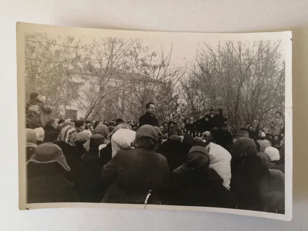 Выступление секретаря Каменского горкома КПСС Ивана Антоновича Мейкшана во время захоронения урны с прахом Е. А. Кадыковой