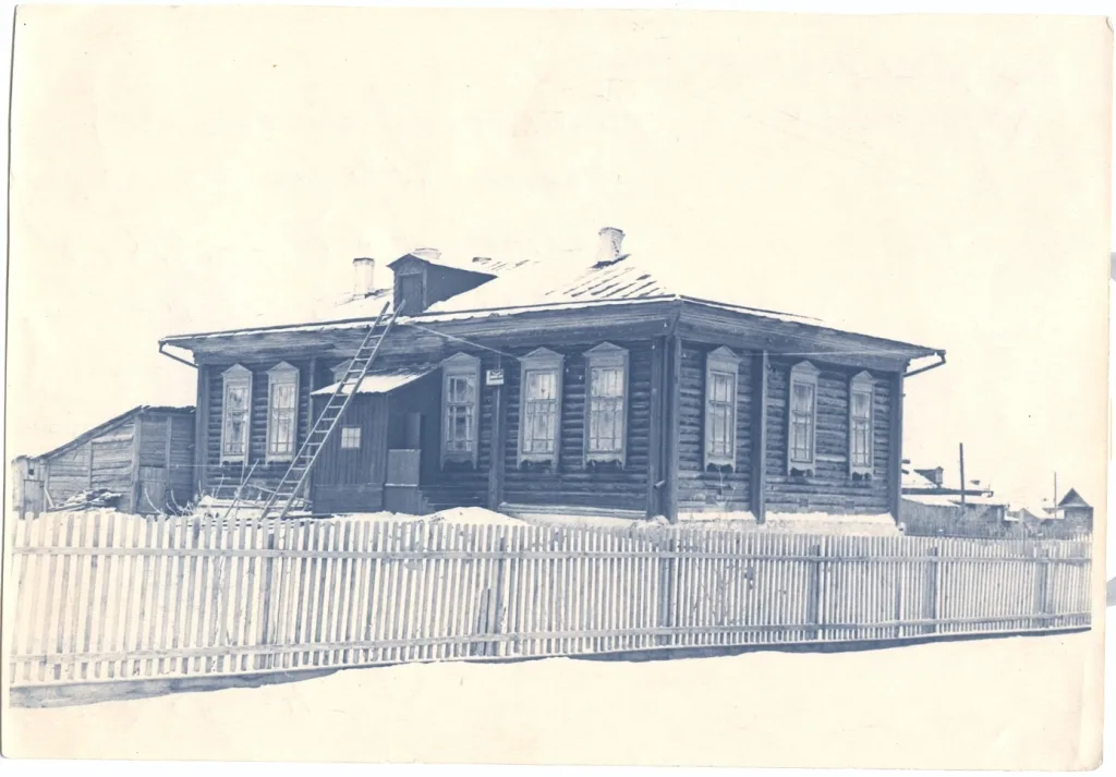 Каменская начальная школа №2 (на Камешках), в которой в 1917–1918 гг. проводились собрания группы сочувствующих и неприписных крестьян (по списку №6). Руководила собранием Кадыкова Е. А. Фото здания — ноябрь1957 года.