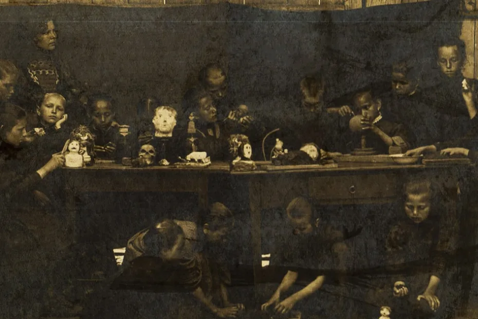 Лепка-формовка в начальной школе с. Обшаровка (Новые Костычи). Учительница — Ефросинья Алексеевна Кадыкова, ≈1910