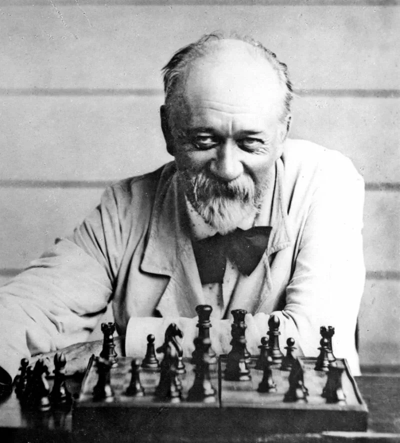 Хардин Андрей Николаевич (1842‒1910) — выпускник юридического факультета Казанского университета, самарский общественный деятель, юрист, шахматист. В 1870-е гг. был председателем Самарской губернской земской управы, позже работал в Самаре присяжным поверенным. В 1892‒1893 гг. у него работал в качестве помощника присяжного поверенного В. И. Ульянов (Ленин).