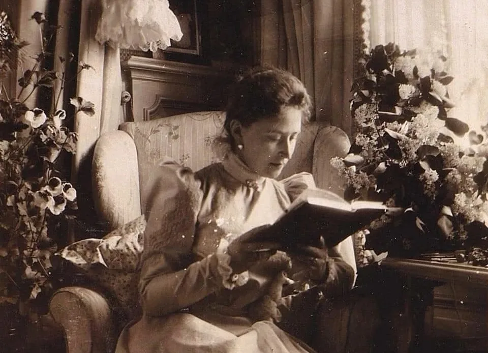 Великая княгиня Елизавета Фёдоровна за чтением