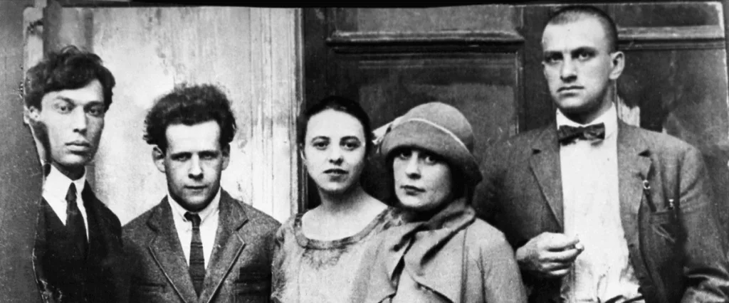 Пастернак с Сергеем Эйзенштейном, литературным секретарем Ольгой Третьяковой, Лилей Брик и Владимиром Маяковским.