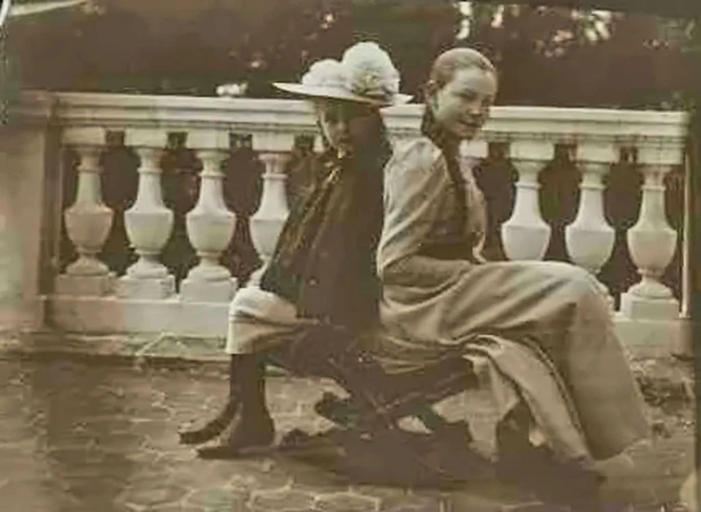 Софья Фёдоровна Самарина и Мария Фёдоровна Самарина (10–12 лет), 1905