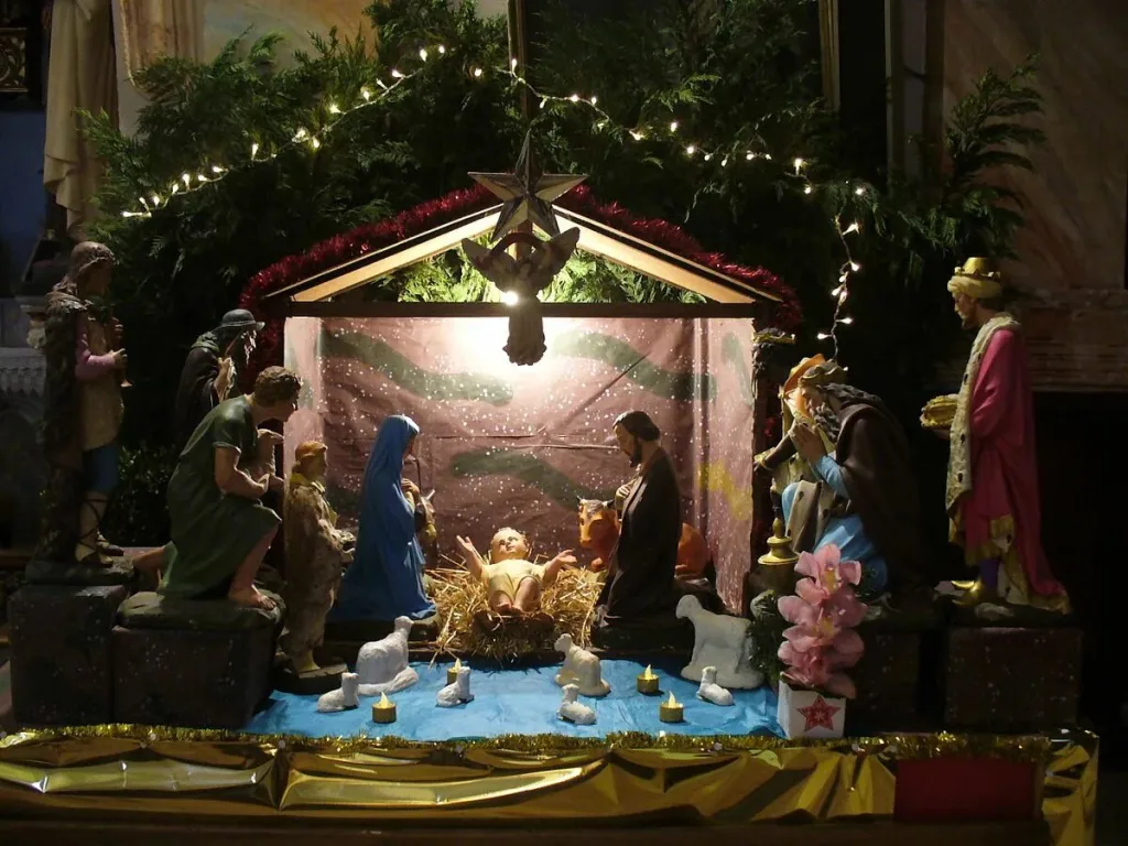 Une crèche — это хлев. Так как согласно религии Иисус родился в хлеву, то миниатюрные макеты-сцены его рождения так и стали называть: la crèche de Noël