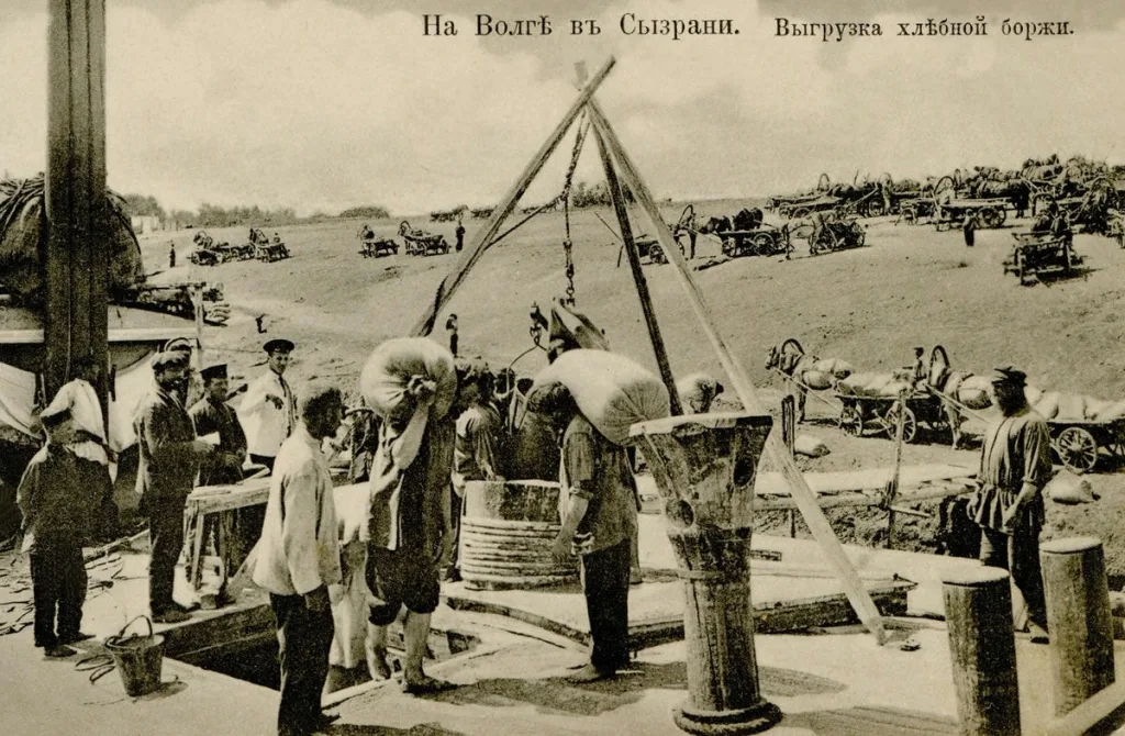 На Волге в Сызрани. Выгрузка хлебной баржи