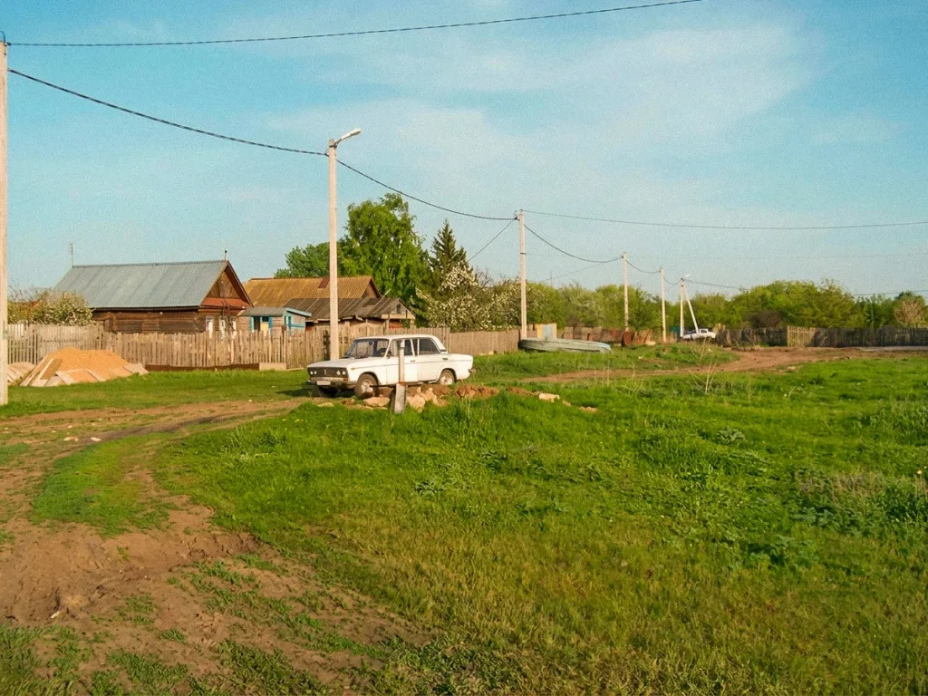 Улица Пролетарская в с. Приволжье. Дом семьи Костяевых, построенный после пожара. Фото сделано 5 августа 2012 г. В центре улицы раньше было овощехранилище завода, где в больших чанах солили огурцы и квасили капусту для заводской столовой.